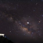 房総最南端、断崖の上に置かれた真っ白なベンチ。そこは、宇宙へと続く特等席でした。夜の静寂に響く波音を聴きながら、降り注ぐ天の川を独り占めする。かつて誰かと語り合ったかもしれないこの場所で、今夜は星々との対話を楽しんでいます。