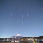 12月14日から15日ごろたくさんの流れ星が見られるふたご座流星群。2022年の極大は12月14日22時頃でした。この日はちょうどその時間に月が昇ってきて、月明かりで富士山が照らされました。昼間のように明るい写真ですが、月明かりによるものです。夜明け近くまで観望しましたが、身体の芯まで冷えました。