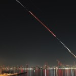 2025年9月8日の未明、午前1時30分頃から始まった皆既月食。始まりから終わりまで約3時間半を連続撮影し1枚の写真に合成しました。
横浜みなとみらいの上空を舞台に、刻々と姿を変える月の軌跡を捉えた一枚となりました。