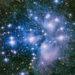 枕草子に出てくる「星は、すばる」の「すばる」です。M45、プレアデス星団とも呼ばれています。若い星々が輝き始めたばかりと言われていて、周囲にはまだ残っている星間ガスが星々に照らされて輝いています。青い星とガスが印象的ですが、星が集まっている様子は肉眼でも見ることができます。冬の人気の撮影対象の一つです。
