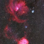 伊豆天城高原で撮影した1枚です。オリオン座のすぐ左、冬の天の川の中に見える星雲で、下の方にある丸い星雲は、薔薇の花のような形をしているためバラ星雲と呼ばれています、また上の方の星雲は、その中の明るいところがクリスマスツリーをひっくり返したように見えることから、クリスマスツリー星雲と呼ばれています。この2つの星雲を繋ぐようにリング状の淡い星雲があって、この星雲をバラから香りが立ち上ってくる様子に例えてみました。
このリング状の星雲はMonoceros Loopと呼ばれ、大昔に星が爆発した超新星の残骸です。