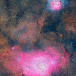 天の川の中に並ぶ、代表的な散光星雲である干潟星雲と三裂星雲を捉えた作品です。画面の北側(上)に見えるのが三裂星雲、南側(下)が干潟星雲で、互いに近い位置にありながら、構造や色合いの異なる姿を見せています。
本作では、二つの星雲の位置関係と、それぞれの広がりが自然に伝わるよう、画角と露出、色調のバランスを整えました。星雲そのものだけでなく、その周囲に流れる天の川の濃淡を含めて、この領域全体の姿を感じていただければ幸いです。