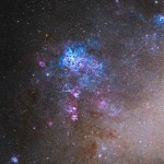 南天に浮かぶ大マゼラン雲の中で、ひときわ強い存在感を放つのがタランチュラ星雲です。その名の通り、この領域の明るく複雑かつ蜘蛛に似た構造が、多くの天体愛好家を魅了しています。
本作では、星雲内部の細かな構造と、その周囲に広がる淡いガスの階調が自然につながるよう意識しました。大マゼラン雲の一部として、広い宇宙の中にこの星雲が存在していることを感じていただければ幸いです。