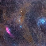 秋から冬にかけての夜空を代表するすばると、やや離れた位置に淡く広がるカリフォルニア星雲を、広い写野を持つレンズで捉えた作品です。画面中央に伸びる淡い帯状の星雲を挟むように、青白く輝くすばると、赤く広がるカリフォルニア星雲が対照的に配置されています。
本作では、それぞれの色や明るさの違いだけでなく、星雲は点在するのではなく、夜空に連なって存在している様子が自然に伝わるよう構成しました。