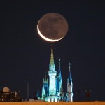 昼間は多くの人たちで賑わう夢の国にも休息の時間が訪れます。シンデレラ城にこの写真のような月が昇ってくるのは12月から2月の新月2日前から3日前の夜明けに限られます。冷たい空気の中、白い息を吐きながら静かに昇ってくる月を待つ間は不思議と寒さを感じません。
この日はシーイング・透明度とも良好で地球照がきれいに写りました。