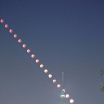 2025年9月8日の早朝、皆既月食の月がスカイツリーと重なって撮影できる場所を探し、東京都内の河川の土手で撮影しました。スカイツリーと月が重なるころには、カメラマンが10人ぐらいに増えていました。