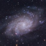 さんかく座にあるM33銀河です。
アンドロメダ銀河同様我々の銀河系に近い位置にあり、我々の銀河も含めた局所銀河団一員です。比較的淡く大きく広がっていて、空の暗いところで目のいいひとであれば、肉眼で見えることもある、と言われています。撮影すると広がった腕が美しく見えます。