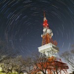 神奈川・大磯駅の北にある湘南平にて撮影しました。電波塔をバックに45分間露出し星の軌跡を描き出しました。電波塔のすぐ左にあるのが北極星です。飛行機の軌跡も写っています。広角レンズを使ったためゴーストが発生してしまいましたが良い感じで仕上がり、家族も気に入ってくれた1枚です。